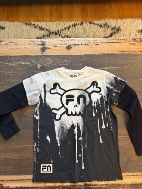 Nununu size 8-9 Kids Black & Gray Skull Long-Sleeve Layered Tee